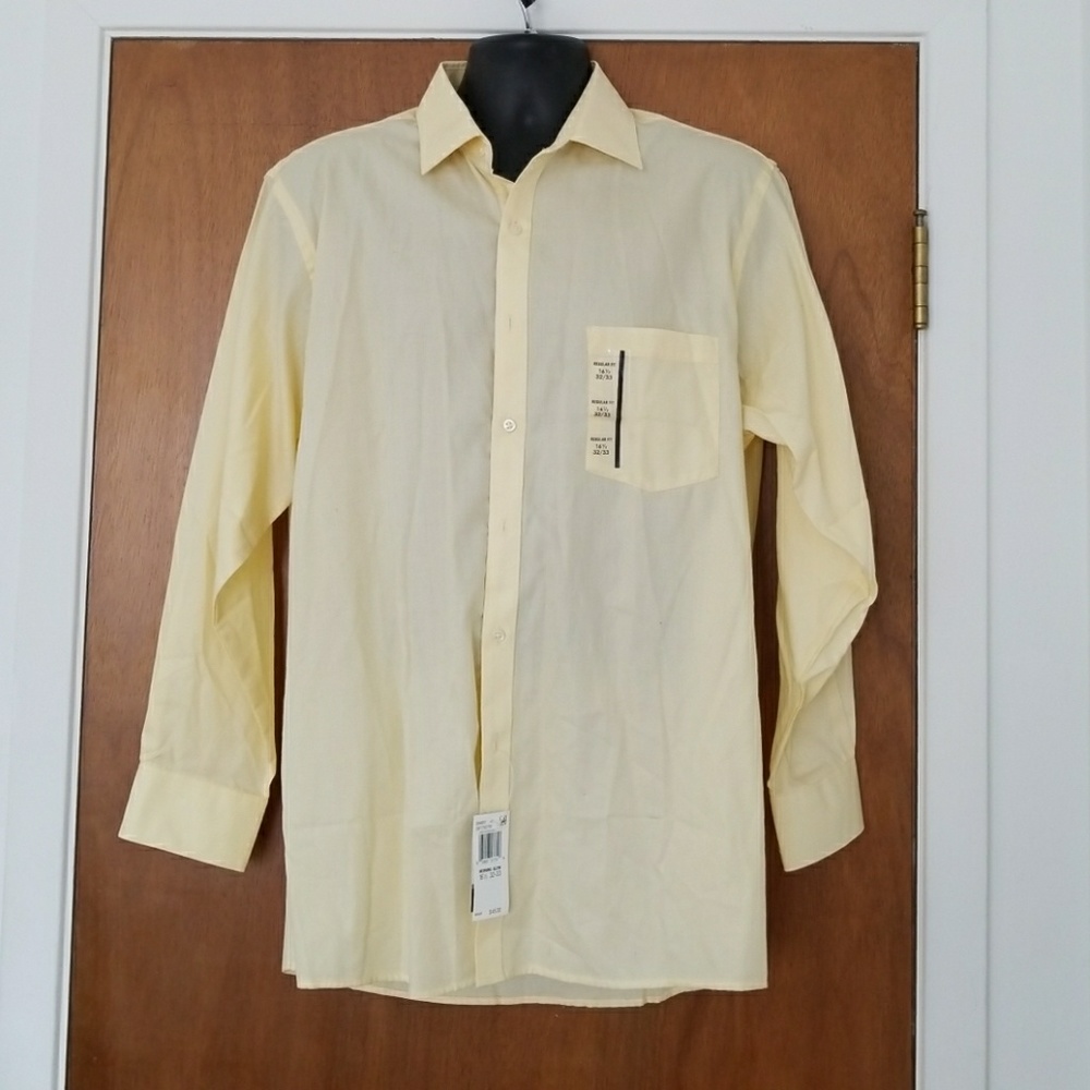 Men's Van Heusen button up long sleeve shirt!